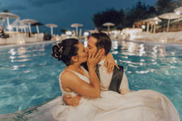 Matrimonio in piscina con sposi al centro parco archea