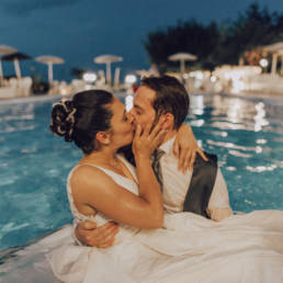 Matrimonio in piscina con sposi al centro parco archea